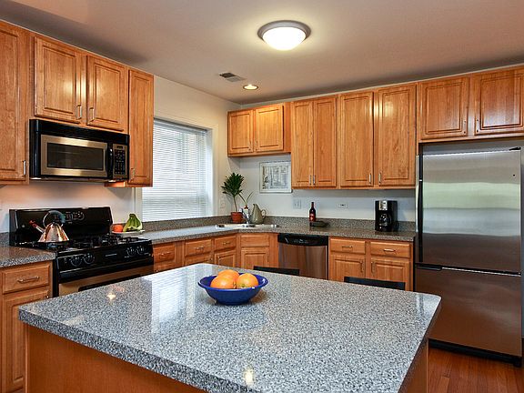 3rd image of 3013 W Gunnison St #3E