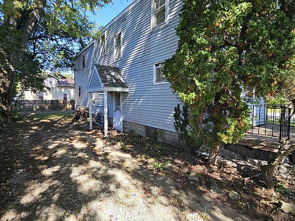 3rd image of 3102 McArthur Dr