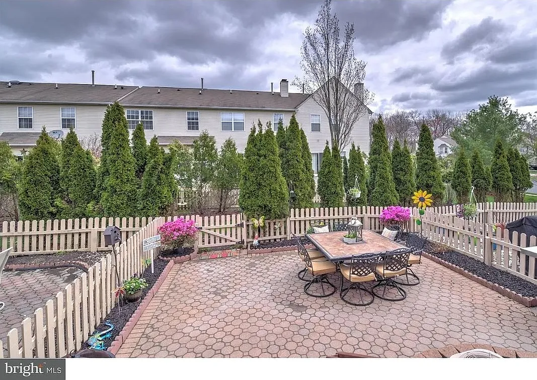 3 bed, 3.0 bath, 1646 sqft, $3,500 — Photo 3
