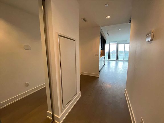 5th image of 3018 Yonge St #911