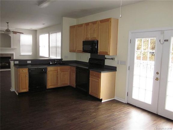 This "L" holds the dishwasher, sink, stove, oven and microwa