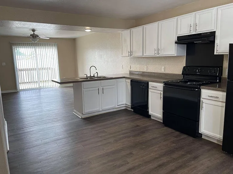 Fox Brook Apartments — Photo 38