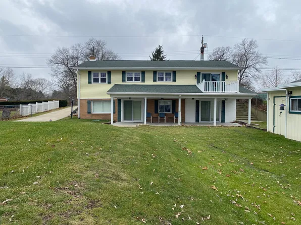 1427 Hickory Rd, Hillsdale, MI 49242