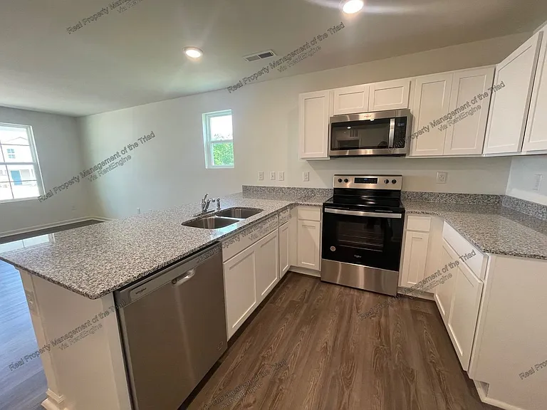 305 Pearson Dr — Photo 3