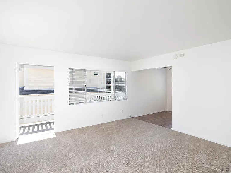La Jolla / Village Area - Upstairs One Bedroom in the Village! — Photo 5