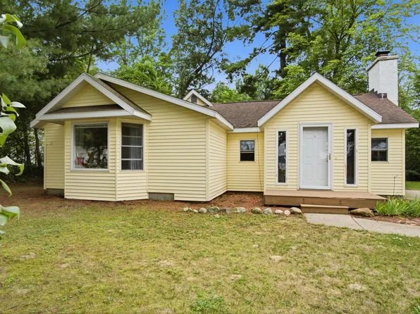 1508 E Hess Lake Dr, Grant, MI 49327