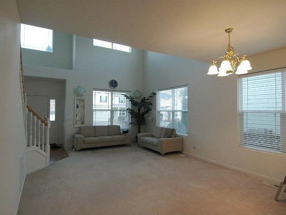 4 bed, 2419 sqft, $2,895 — Photo 2