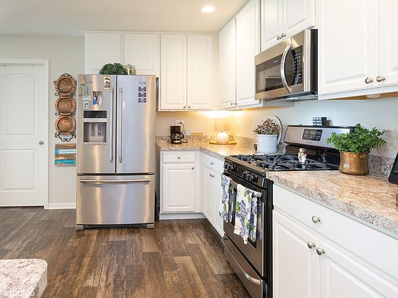 Open concept w/plenty of space to entertain