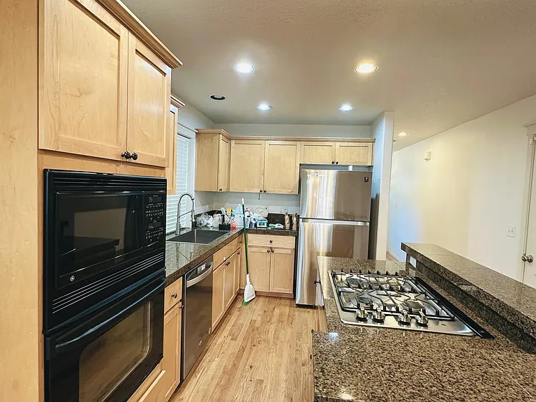 6049 NE Kettering St — Photo 11