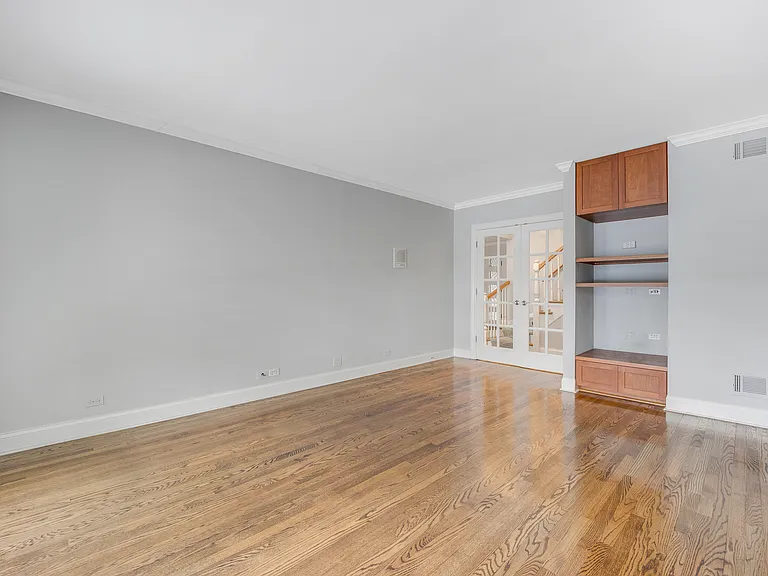 120 E 8th St — Photo 27