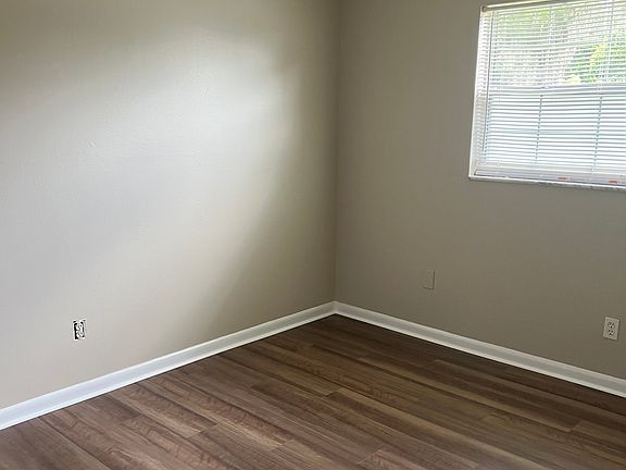 4th image of 5804 Lake Grove Dr