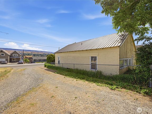 3rd image of 620 S Chelan Avenue