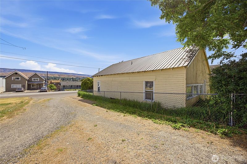 3rd image of 620 S Chelan Avenue