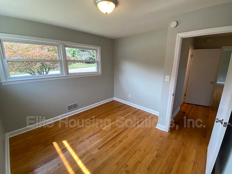 890 N 10th St — Photo 14