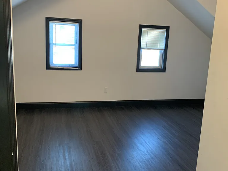 190 Knight St — Photo 6