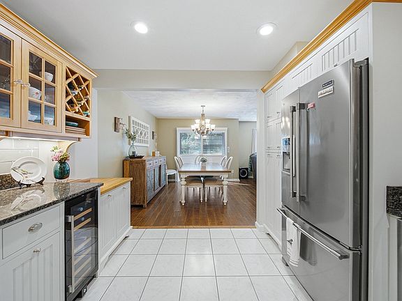 2nd image of 16 Country Club Rd Unit 16