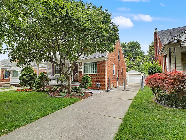 15587 Russell Ave — Photo 3