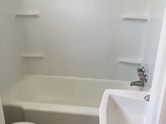 3rd image of 400 Warwick Ave APT 13