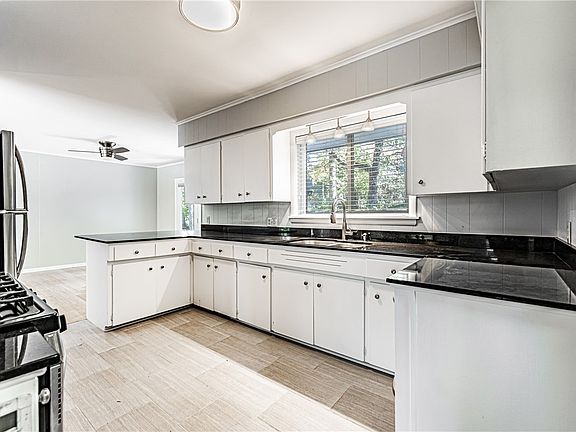 5th image of 1148 N Oak Dr