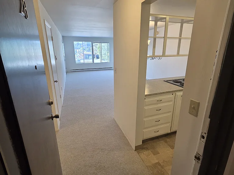 Mont Clare Apartments — Photo 18