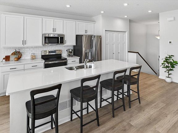 4th image of 864 Roselyn Dr