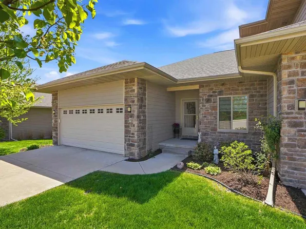 8 Holiday Ridge Ln, Coralville, IA 52241