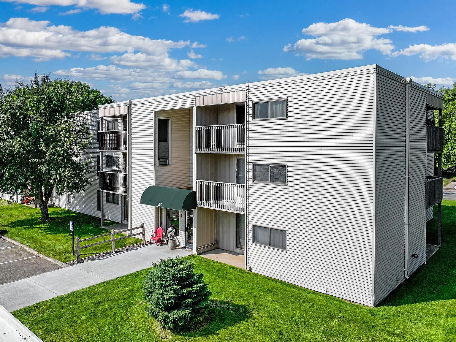 Driftwood Apartments — Photo 1