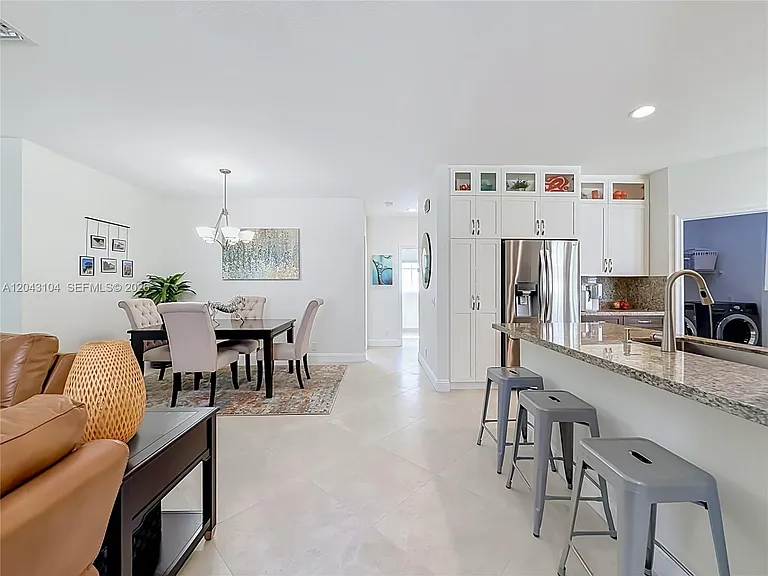 1556 Winterberry Ln — Photo 8