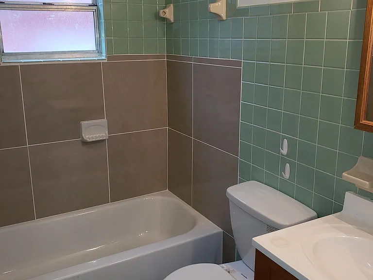 209 W Kirby St — Photo 11