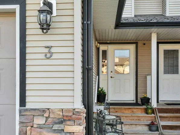 3 E Legend Ct, Sylvan Lake, AB T4S 0B1