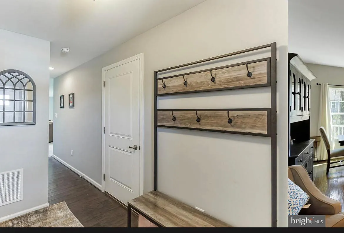 3 bed, 2850 sqft, $3,250 — Photo 2