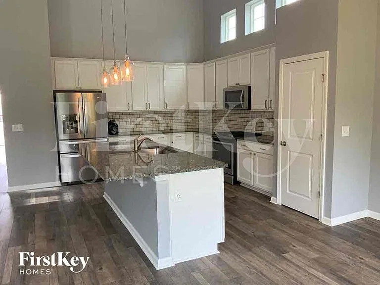 447 Stonefield Cir — Photo 4