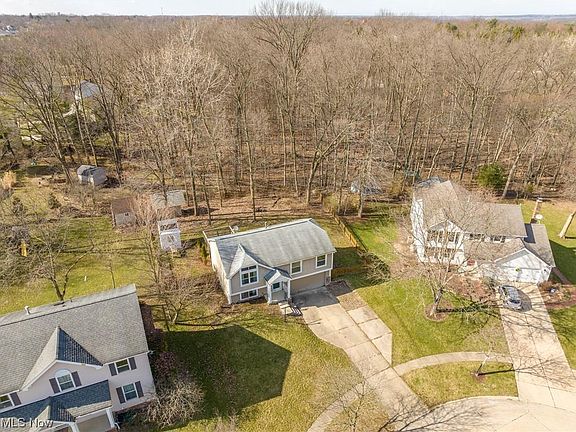 3rd image of 212 Yorkshire Dr