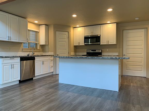 3rd image of 10-12 W Pointe Dr #B18ad3120