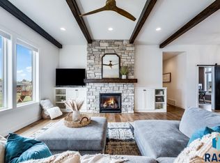 2015 S Meadowview Cir, Sioux Falls, SD 57110