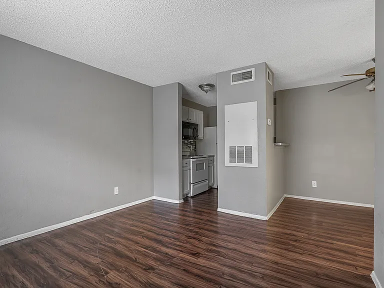 Cedar Point Apartments — Photo 13