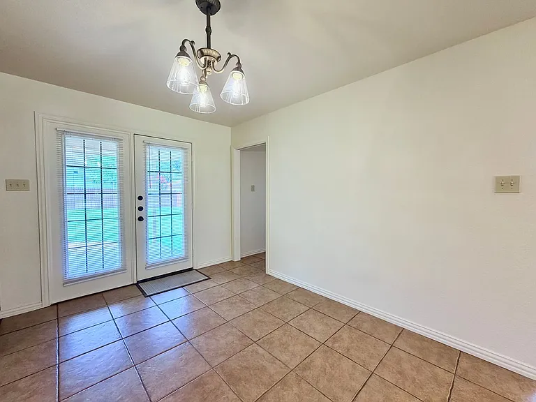 525 W Lloyd St — Photo 6