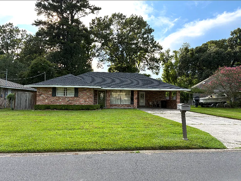 695 Maxine Dr — Photo 2