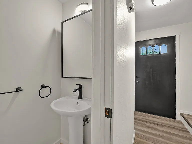 1562 Hedwig Dr — Photo 17
