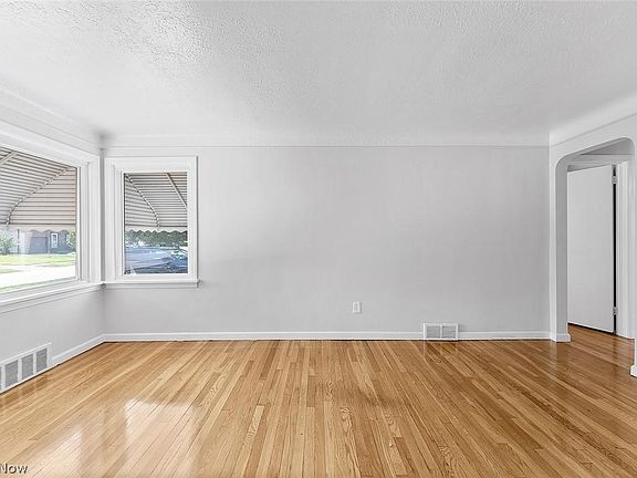 5th image of 25751 Drakefield Ave
