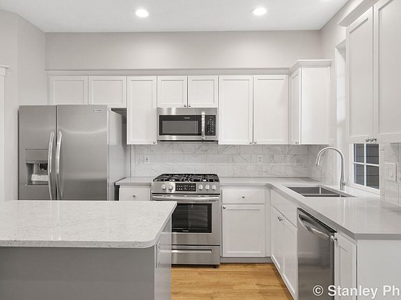 4th image of 870 NE Caden Ave