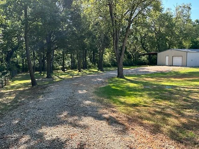 843 FM 2560 — Photo 19