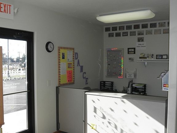 5th image of 168 Commerce Dr E