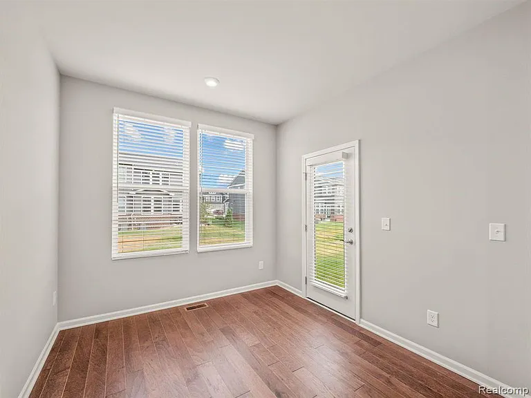 4837 Glenora Dr — Photo 15
