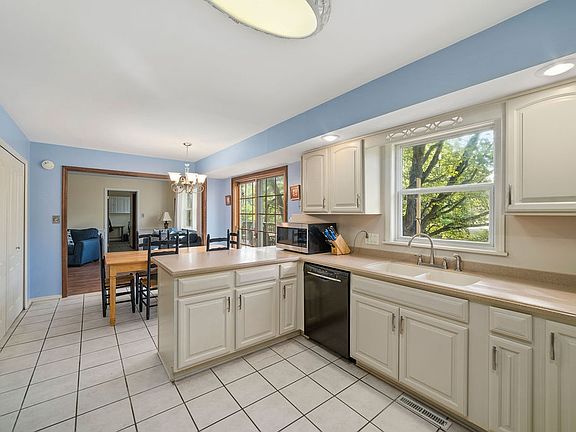 4th image of 2409 W Woodbridge Dr