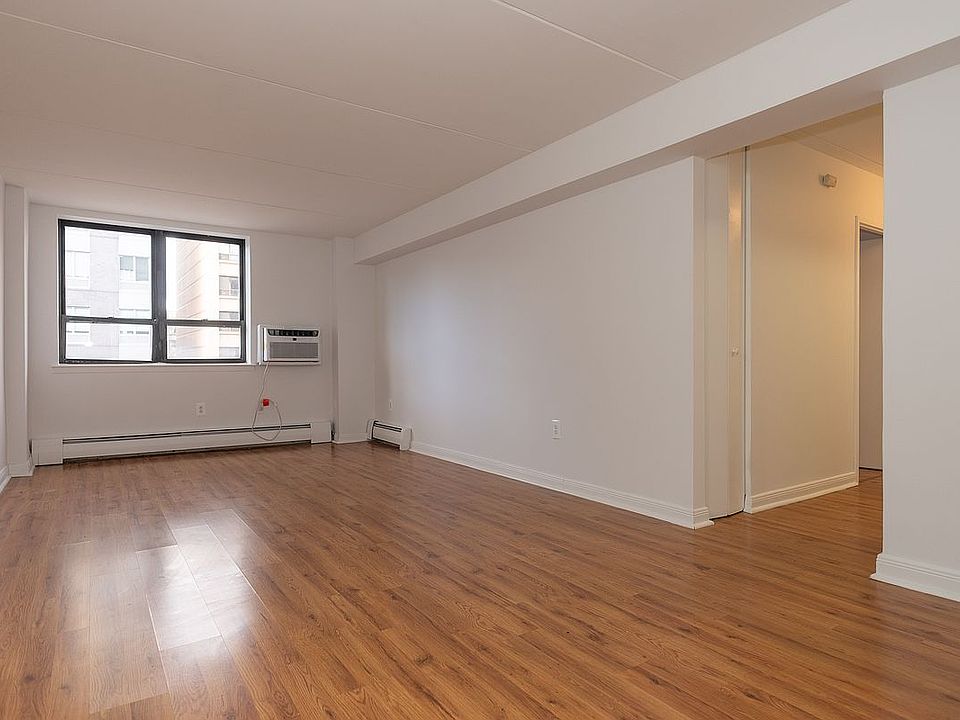 1st image of 220 Manhattan Ave APT 4L