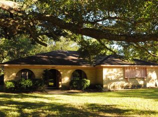 305 Sycamore St, Lake Jackson, TX 77566