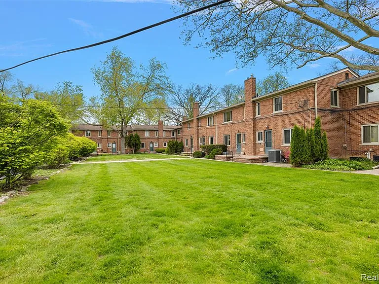 1065 Wimbleton Dr — Photo 32
