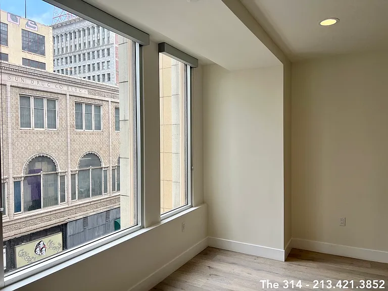 314 W 6th St #302 — Photo 3