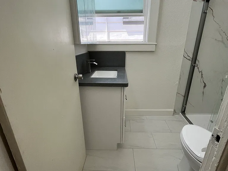 Full bathroom 2